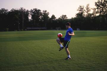 47岁利物浦主帅呆立 赛季5次遭补时绝杀 1-2仍嘴硬：没给对手机会（配图示意）